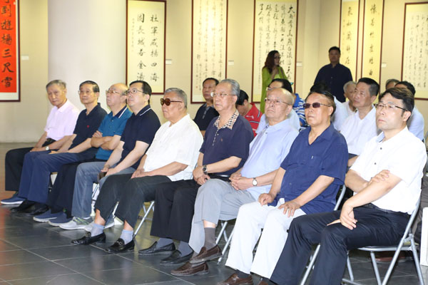  中国书协顾问、中央文资办主任王家新（左四）出席开幕式。